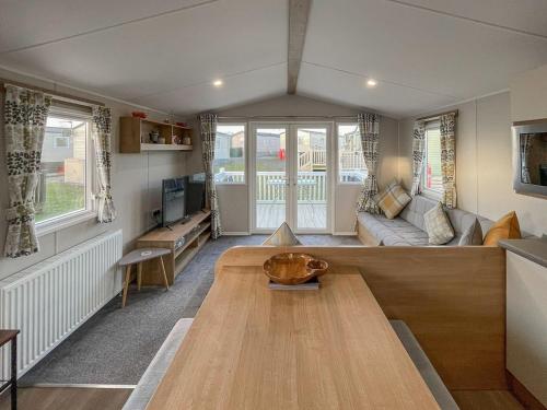 een woonkamer met een tafel en een bank bij Edith Rose in Middleton