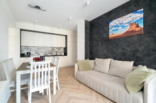 Foto Spacious Two Bedroom Apartment with Underground Parking by Noclegi Renters 1