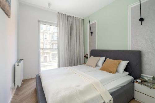 Foto Spacious Two Bedroom Apartment with Underground Parking by Noclegi Renters 2