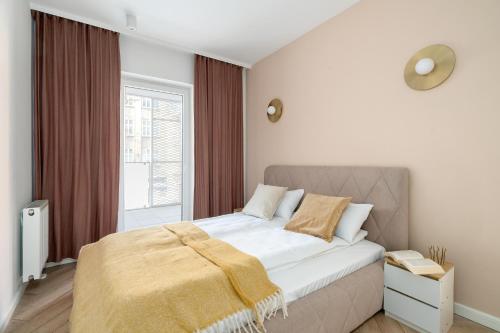 Foto Spacious Two Bedroom Apartment with Underground Parking by Noclegi Renters 3