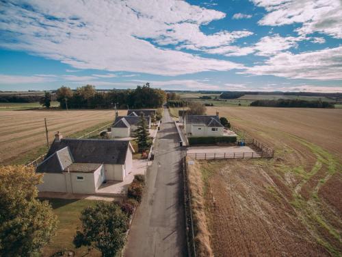 een luchtzicht op een boerderij met huizen en een veld bij Dovecote - Uk47887 in Keilour