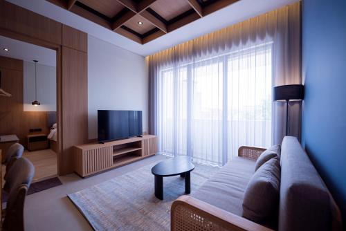 Amani Suites Yogyakartaにあるテレビまたはエンターテインメントセンター