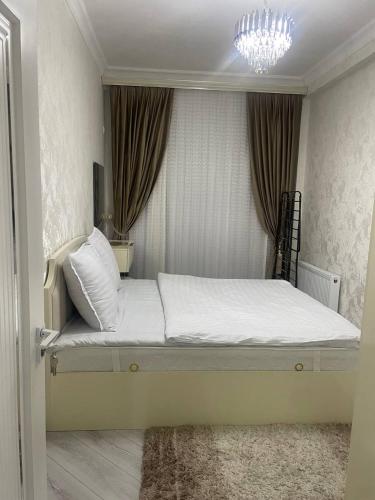 En eller flere senge i et værelse på Апартамент с 3 комнатами