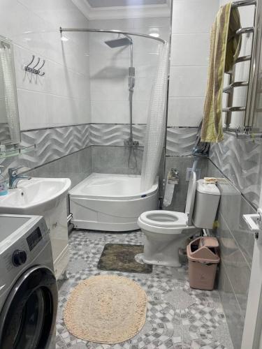 Et badeværelse på Апартамент с 3 комнатами