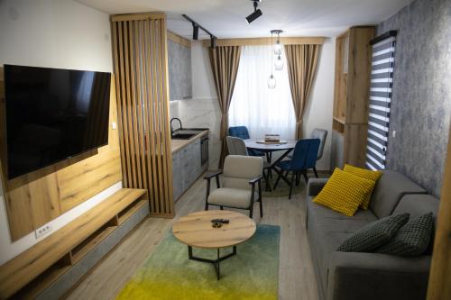 un salon avec un canapé et une table dans l'établissement Apartmens in Kopaonik, à Kopaonik