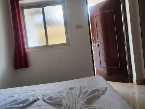 En eller flere senge i et værelse på Beautiful 1BDR with Balcony and Large Living Room