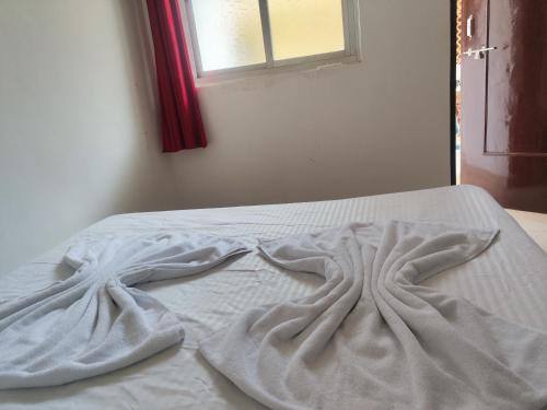 En eller flere senge i et værelse på Beautiful 1BDR with Balcony and Large Living Room