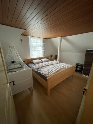 En eller flere senge i et værelse på vitalpha lodge - house