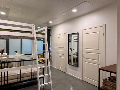 een kamer met 2 stapelbedden en een deuropening bij Lahtihovi in Lahti