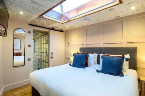 Giường trong phòng chung tại The Hideaway