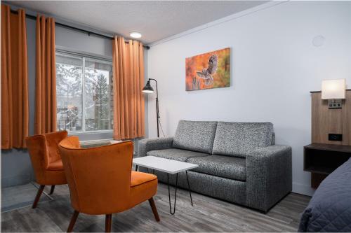 Complexe Dix80 في مونت لورييه: غرفة معيشة بها أريكة وطاولة