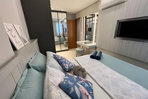 ein Wohnzimmer mit Sofa und Fernseher in der Unterkunft Itaparica Salinas Luxo in Insel Itaparica