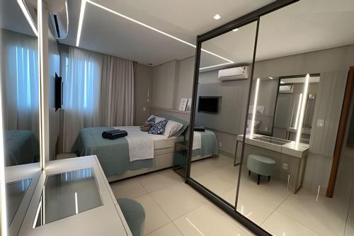 ein Hotelzimmer mit einem Bett und einem Spiegel in der Unterkunft Itaparica Salinas Luxo in Insel Itaparica