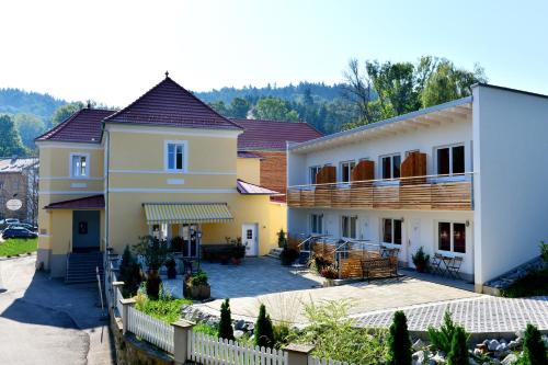 uma vista para uma casa com um pátio em Pension Gambrinus em Passau