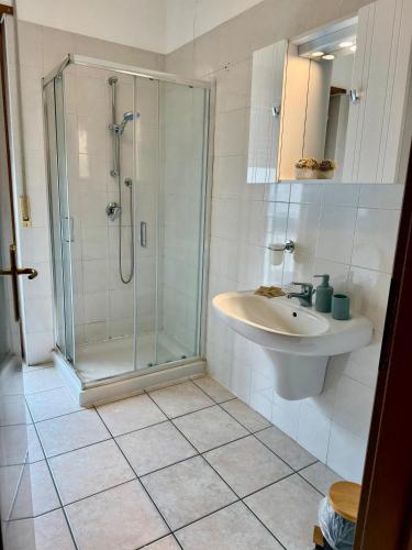 een badkamer met een douche en een wastafel bij La finestra su Mori in Mori