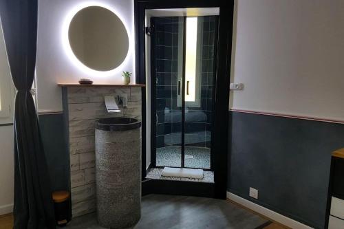 un bagno con doccia con porta in vetro di Suite Baccara a Cluis