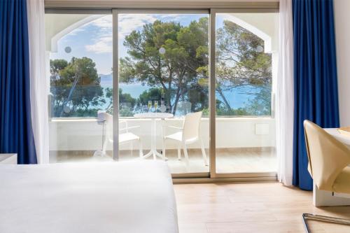 Giường trong phòng chung tại Alcanada Golf Hotel