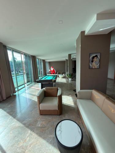 een woonkamer met een bank en een tafel bij New hotel in Aonang krabi in Ban Khlong Haeng