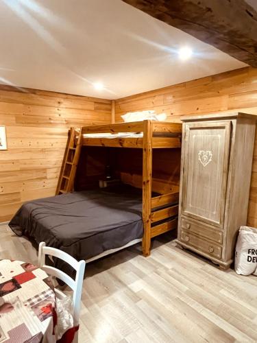 a bedroom with two bunk beds in a cabin at Studio cosy proximité télécabine ski Meribel - Cure thermale in Brides-les-Bains