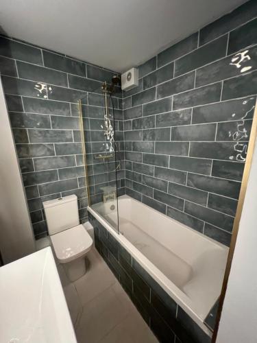 Et badeværelse på two bed Seafront apartment - sea views