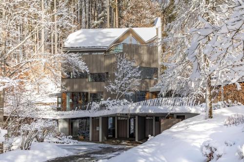 een huis in het bos in de sneeuw bij Villa Jasna in Kranjska Gora