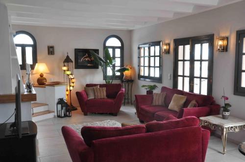 Χώρος καθιστικού στο Villa with HEATED Pool and Amazing Mountain and Sea Views No Young Groups Allowed