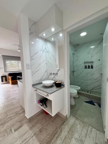 a bathroom with a sink and a toilet and a shower at El Rincón del Bosque in Colón
