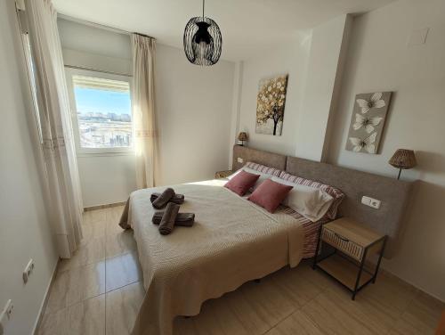 ein Schlafzimmer mit einem Bett, auf dem ein Teddybär liegt in der Unterkunft Rincon de Almerimar Palm Beach Golf in Almerimar