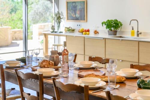 ein Holztisch mit einem Thanksgiving-Essen darauf in der Unterkunft Le Hameau des Sources Lourmarin Luberon in Apt