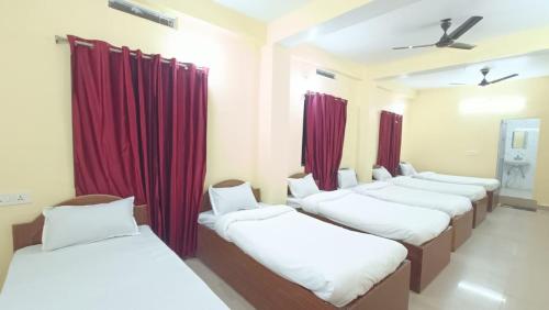 Postel nebo postele na pokoji v ubytování Rinchen Stay Bodhgaya