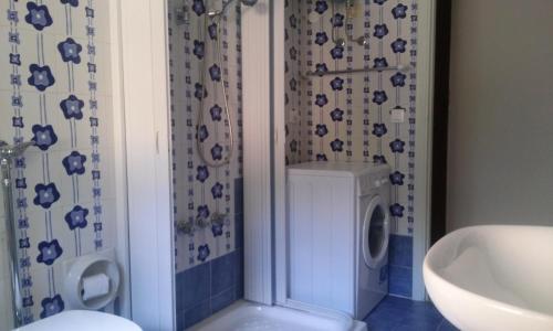 トラーパニにあるCasa Simonteのバスルーム(シャワー、洗濯機付)