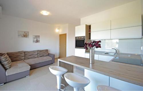 Lovely Apartment In Makarska With Lake View