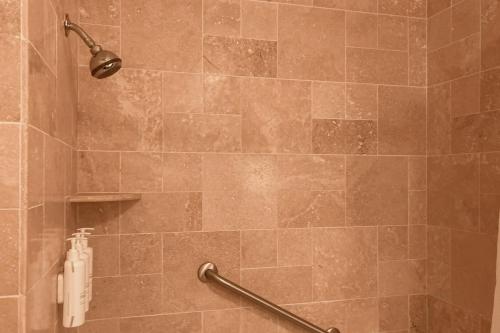 Et badeværelse på Kauai Beach Resort #1125