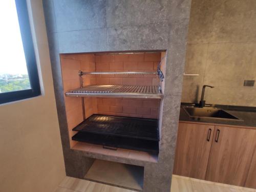 pusty piekarnik ze zlewem w kuchni w obiekcie Holy Home w mieście Cochabamba