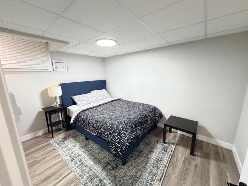 een slaapkamer met een bed en een tafel erin bij 2-Bed Cozy Nest in Winnipeg