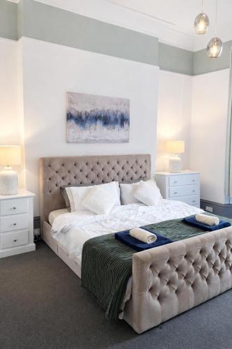 En eller flere senge i et værelse på Castle Mount Deluxe Apartment