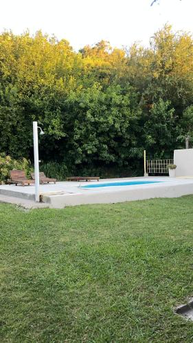 un parco con una panchina e un blu di Quinta Atardeceres a Aldea Brasilera