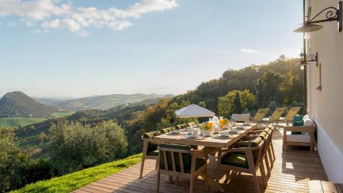 een tafel op een balkon met uitzicht op de bergen bij VILLA FRANCESCA 10, Emma Villas in Volterra