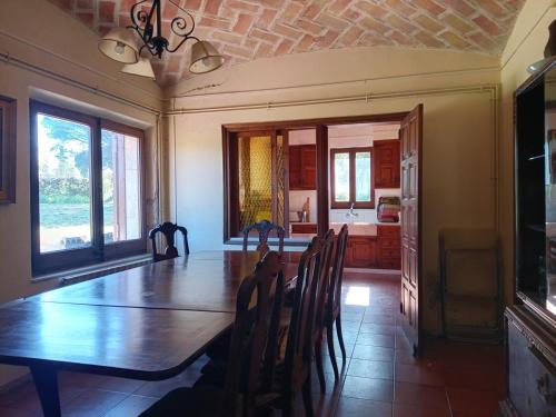 ein Esszimmer mit einem Holztisch und Stühlen in der Unterkunft FRANCIAC Casanova in Franciach