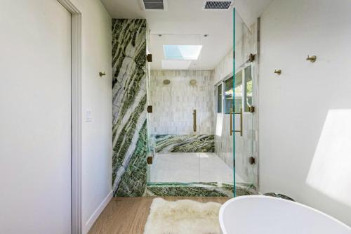un bagno con doccia con porta in vetro di Fernald Point Adventure a Montecito