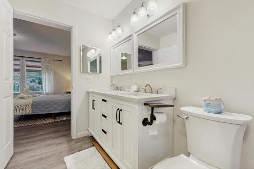 Ένα μπάνιο στο Piney Glade - 18628 Sylvan Dr