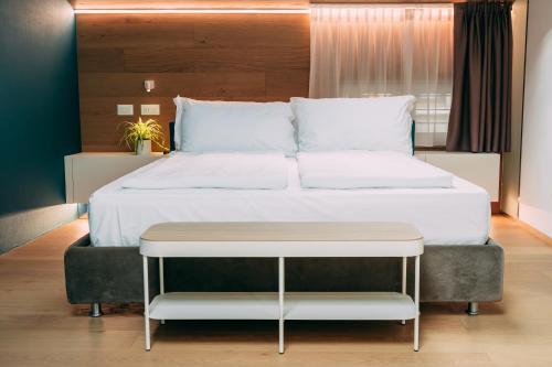 Postel nebo postele na pokoji v ubytování Borgo di Lazise