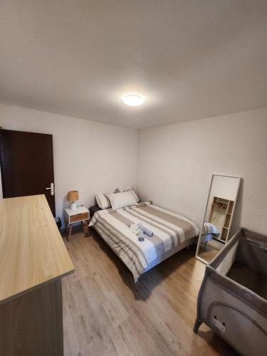une chambre avec un lit et une télévision dans l'établissement Casa en el centro de BEAUCAIRE, à Beaucaire