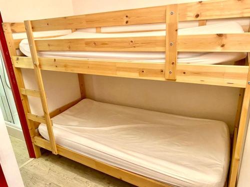 En eller flere senge i et værelse på Bright apartment near the slopes