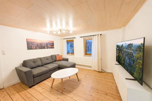 TV a/nebo společenská místnost v ubytování HW13-Urlaubsmagie - für bis zu 10P - Gemeinschaftsgarten mit Sauna & Pool