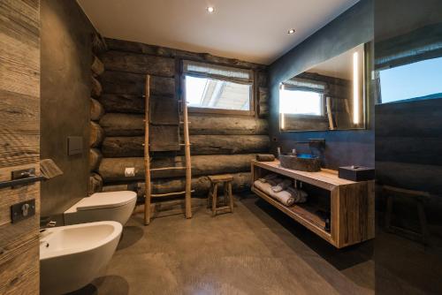 ボルミオにあるSunny Valley Mountain Lodgeのトイレと洗面台のあるバスルーム