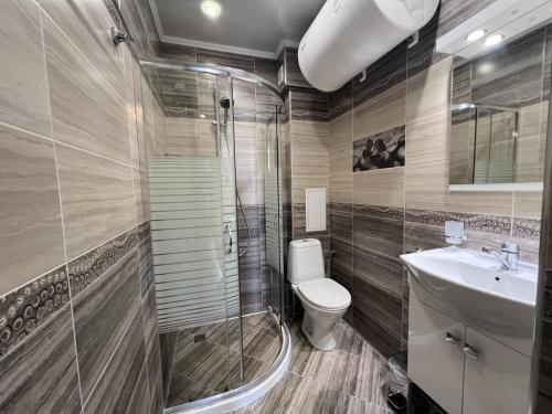 Et badeværelse på PARENSOV- Luxury Apartment- RED SQUARE