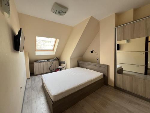 En eller flere senge i et værelse på PARENSOV- Luxury Apartment- RED SQUARE