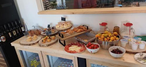 un tavolo con molti tipi diversi di cibo su di esso di L'Amarena Garden House a Matera