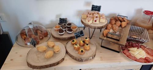 una tavola piena di diversi tipi di dolci e dolci di L'Amarena Garden House a Matera